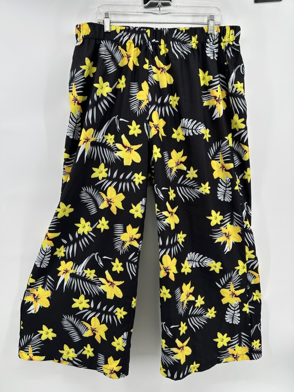 SHEIN Black Wide-Leg Cropped Yellow Floral Print Pants Women's Sz 2XL Tropical